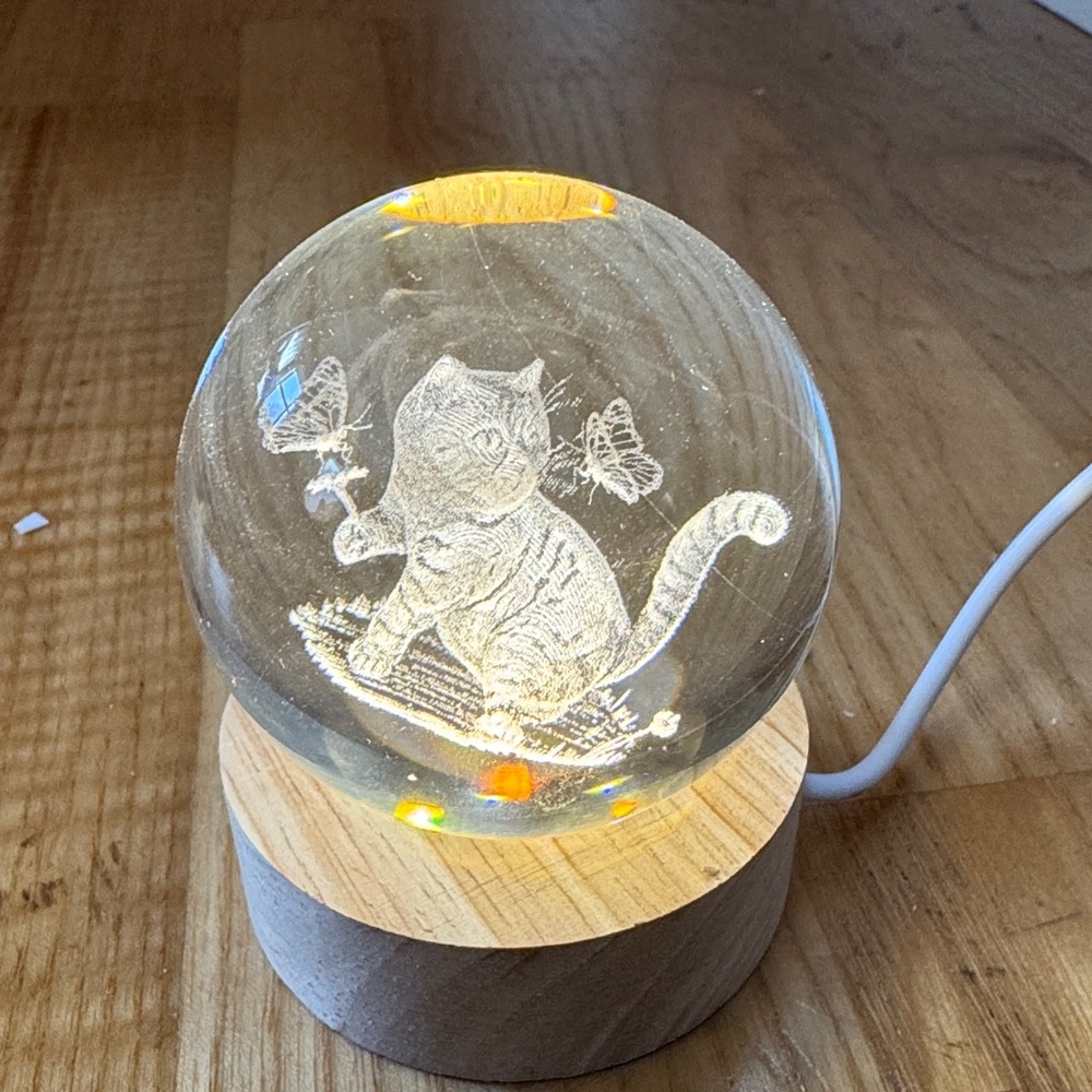 Charming 3D Cat & Butterfly Crystal Ball Night Light - USB Powered, wood base